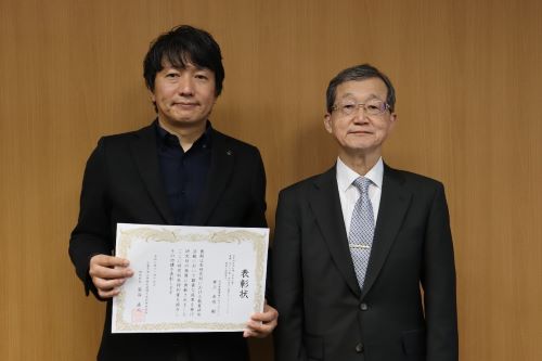 井上准教授と茶谷研究科長による記念撮影
