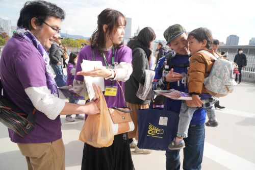 缶バッチやチラシの配布