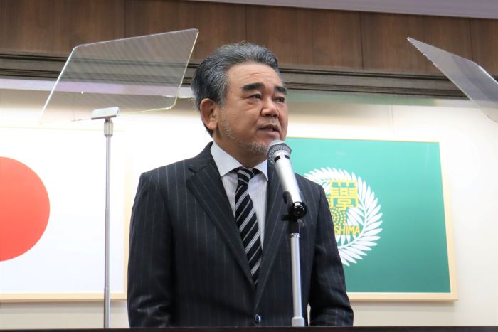 役職員や部局長らを前に挨拶する越智学長
