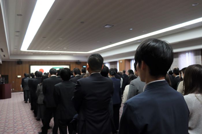 式の模様は霞、東千田両キャンパスにも中継して実施しました