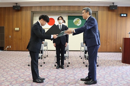 受賞者代表(総合科学部2年生)と越智学長