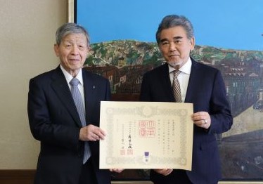広島大学基金に寄附 德永 彰 様に紺綬褒章伝達 | 広島大学