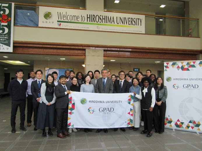 越智学長、金子理事・副学長とプライマリー・コース研修員23名 Program Associates with HU President