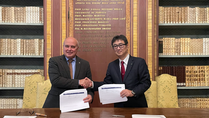 Fausto Eliseiペルージャ大学副学長(左)と金子理事・副学長(右) Fausto Eliseiペルージャ大学副学長(左)と金子理事・副学長(右)