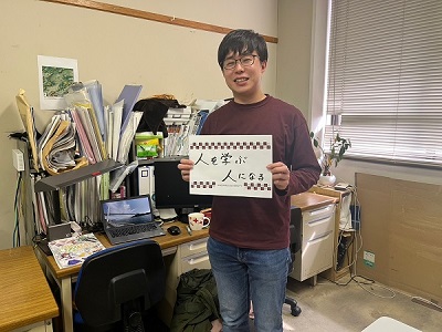 写真3_院生室の自分のデスクにて 写真3_院生室の自分のデスクにて