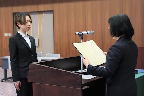 １級代表者への認定証授与の様子