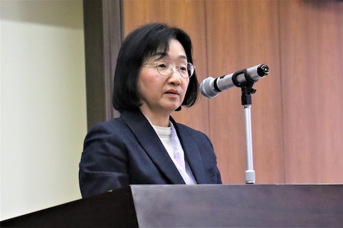 挨拶する鈴木由美子 理事・副学長(教育・平和担当)