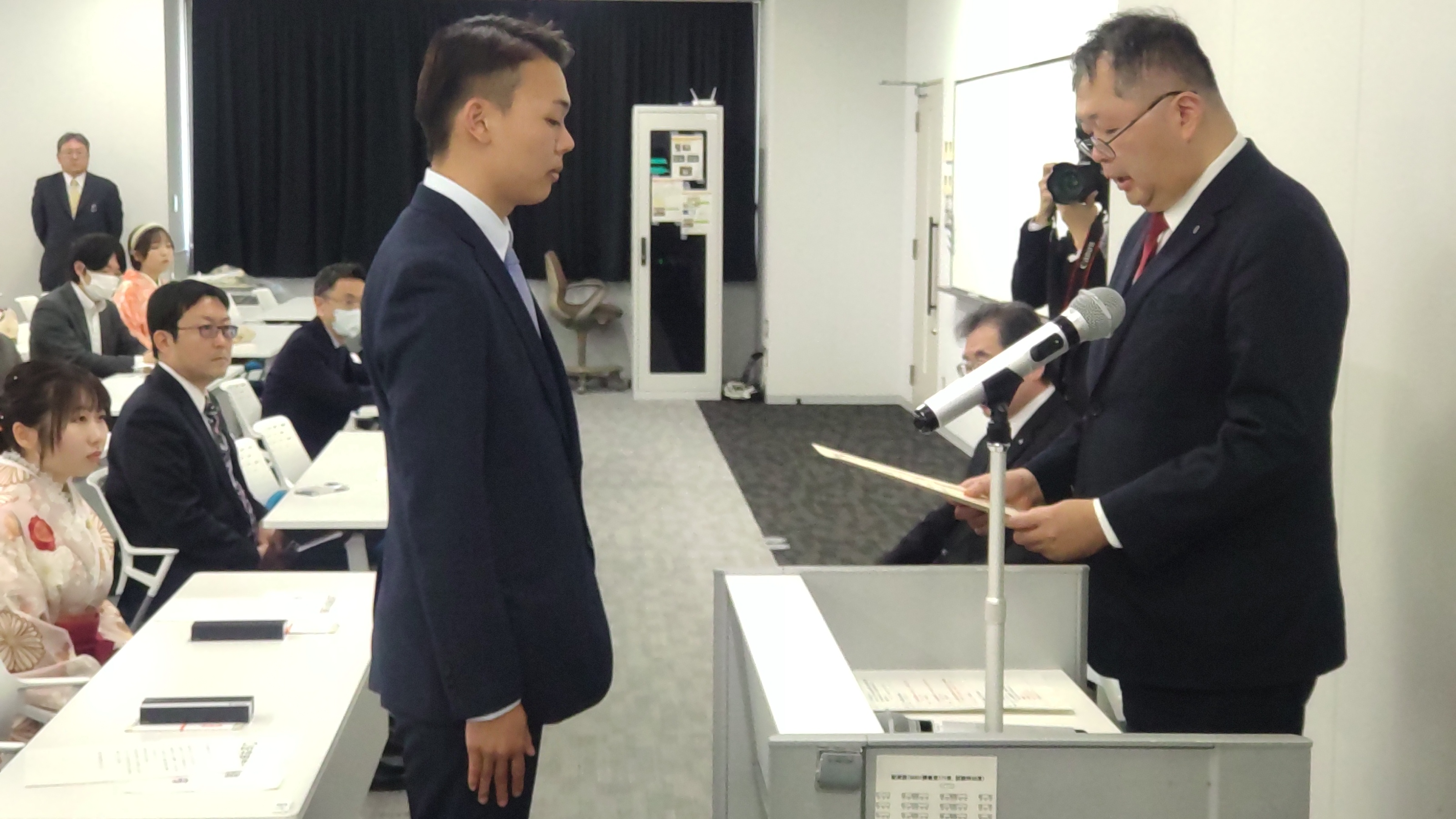 昼間コース代表への学位記授与