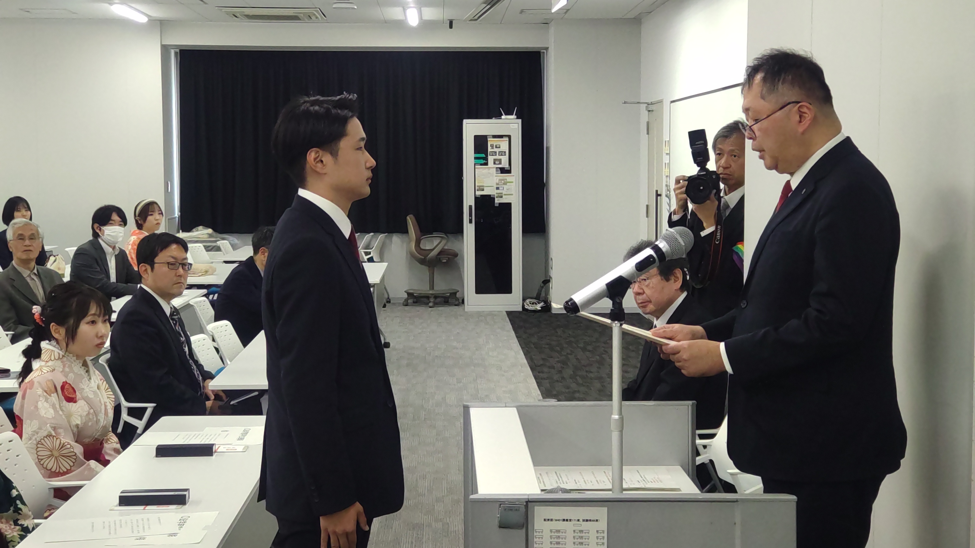 夜間主コース代表への学位記授与