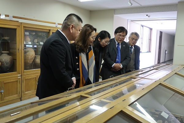 文学部のサテライト展示を見学 文学部のサテライト展示を見学