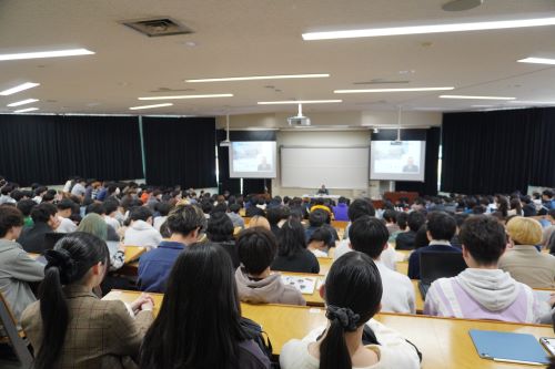 佐藤氏の講演を聞く学生達