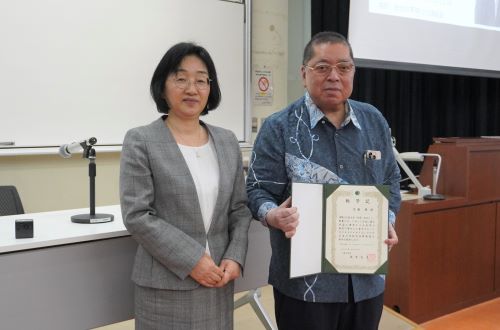 佐藤氏に「特別招聘教授」の称号記を贈呈 佐藤氏に「特別招聘教授」の称号記を贈呈