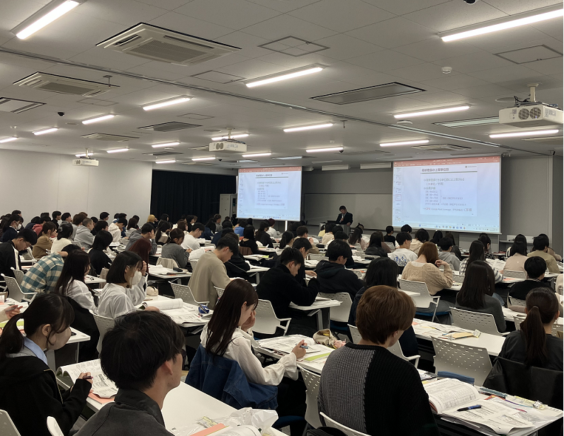 新入生オリエンテーションにのぞむ学生たち