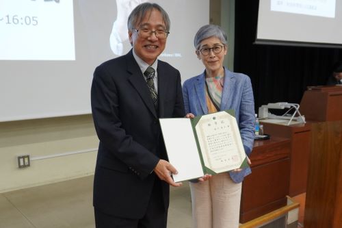 堀川⽒に「特別招聘教授」の称号記を贈呈