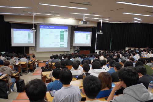 越智学長の講演を聴く学生たち