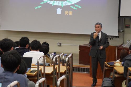 学生に質問する場面も