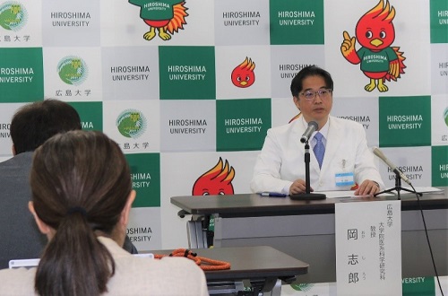 記者説明会で話す岡教授 記者説明会で話す岡教授