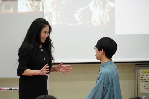 学生とお話しされる様子