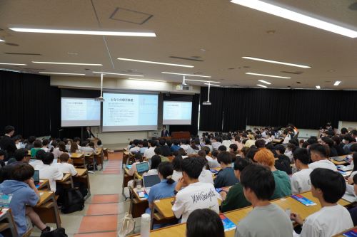 楠氏の講演を聞く学生達