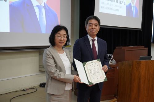 楠氏に「特別招聘教授」の称号記を贈呈