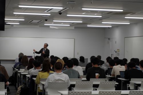二宮氏の講演を聴く学生達