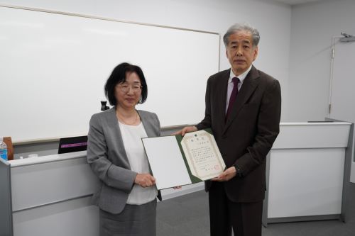 二宮氏に「特別招聘教授」の称号記を贈呈