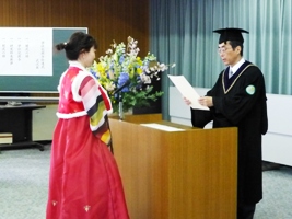 吉田研究科長から修了生への学位記が手渡されました