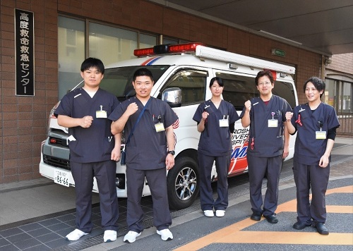 DMATカー前に並ぶ救急救命士の5人