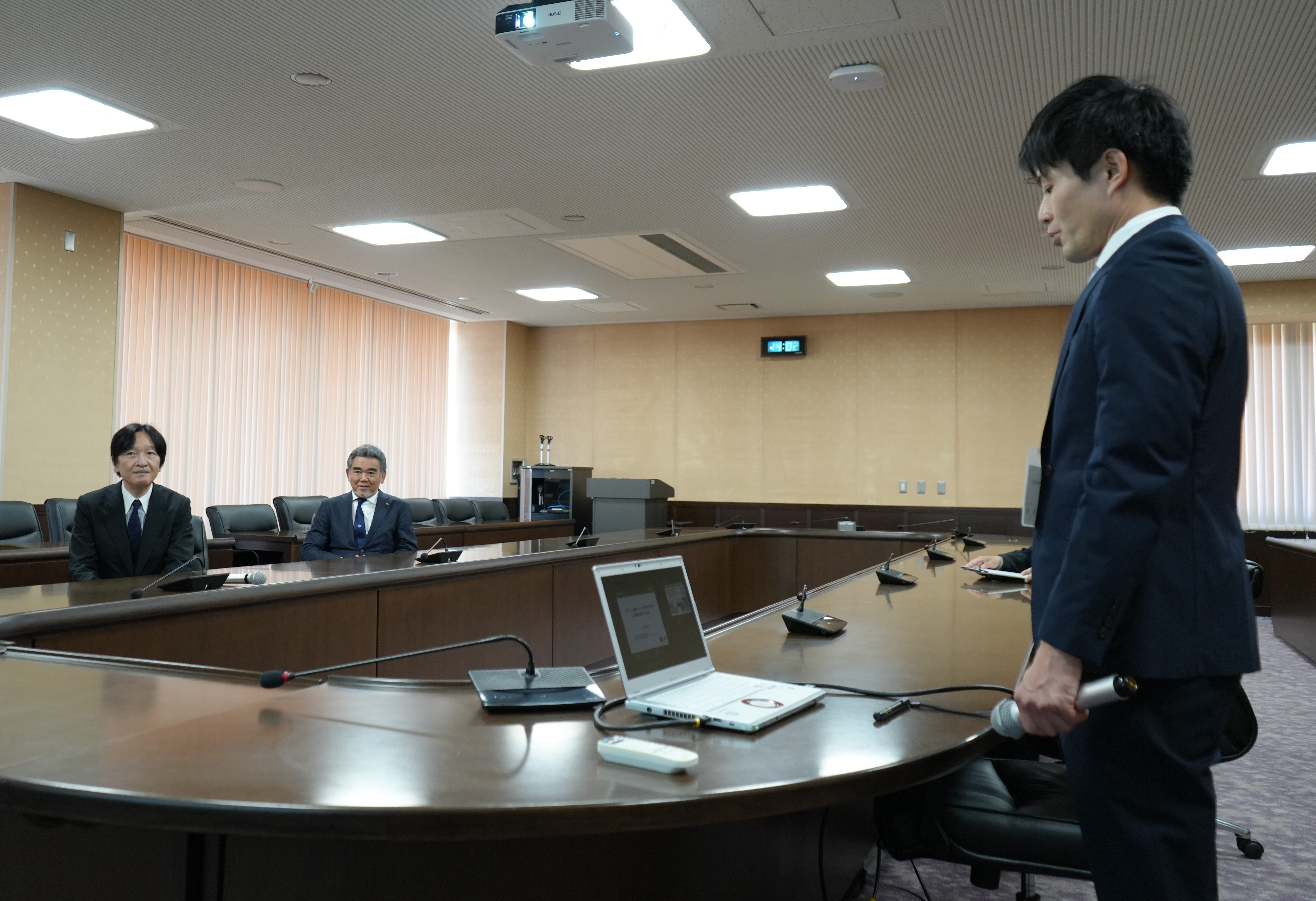 中村准教授の研究内容について説明