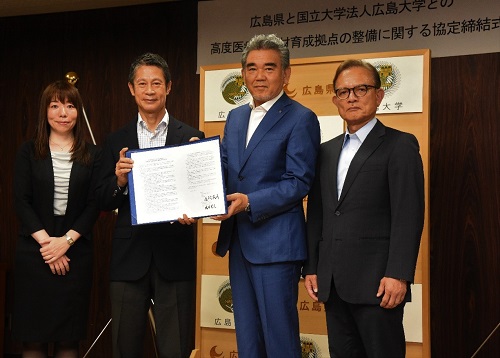 協定書を囲む、右から安達伸生・広島大学病院長、越智学長、湯﨑知事、北原加奈子・広島県健康福祉局長