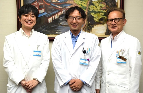 児玉助教(中央)をねぎらう安達病院長(右)と大野診療科長