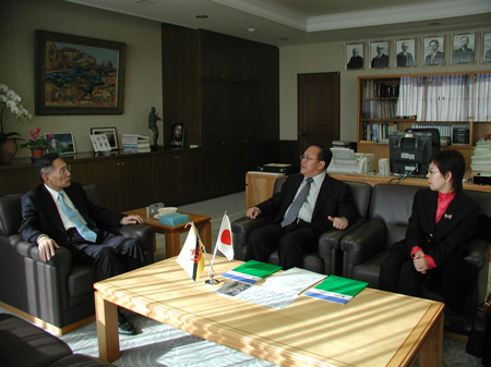 牟田学長と談笑するブルネイダルサラーム国駐日大使（Mr, Dato Adnan Buntar）（中央）
