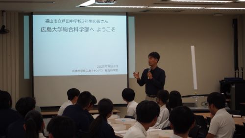 歓迎の挨拶を行う田中副学部長