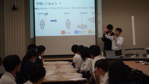 体験授業を行う宗尻准教授とTAの郷原さん