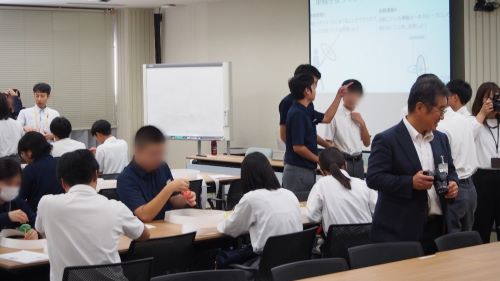 実験を行う芦田中学校の生徒たち