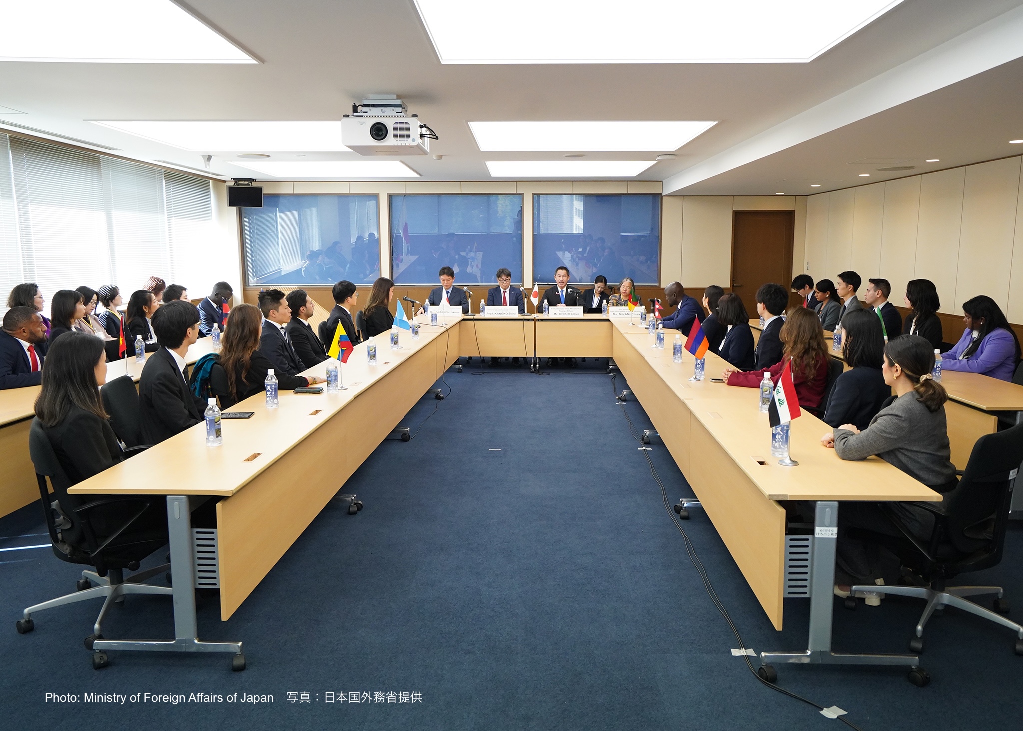 On November 4, 24 participants of the Program for Global Human Resource Development for Peacebuilding and Development paid a courtesy call on Mr. ONISHI Yohei, Parliamentary Vice-Minister for Foreign Affairs of Japan.