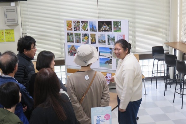 交流の様子(タイのブース)