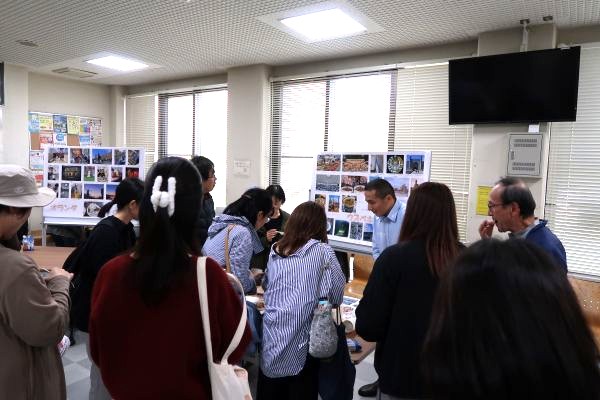 交流の様子(ウズベキスタンのブース)