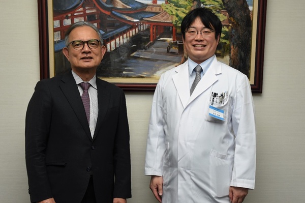 松原助教(右)をねぎらう安達病院長