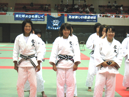 女子柔道52キログラム級日本代表に教育学部３年の森本奈々美さん（写真一番左）選出