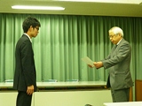 吉田研究科長による修了証書の授与