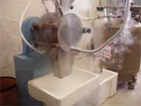 液体窒素(−196℃)を用いた食品の凍結粉砕