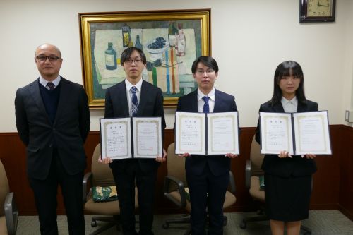 霞キャンパスでの受賞の様子