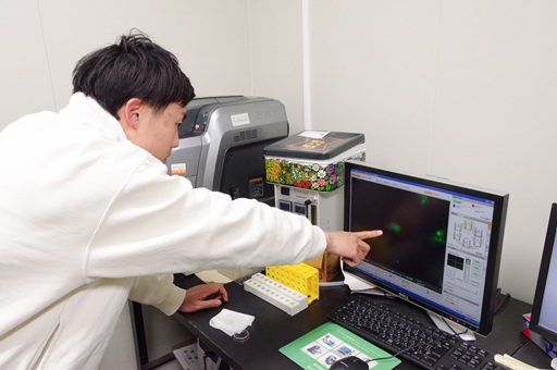  研究室で研究に取り組まれている様子