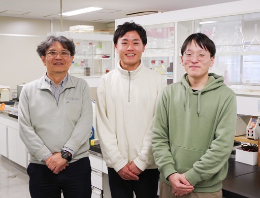 左から指導教員の酒井先生、吉川さん、横山さん