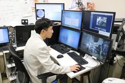 研究室から遠隔操作で「かなた」望遠鏡を操作する今澤さん