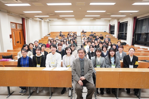 講演会後、参加者全体での記念写真