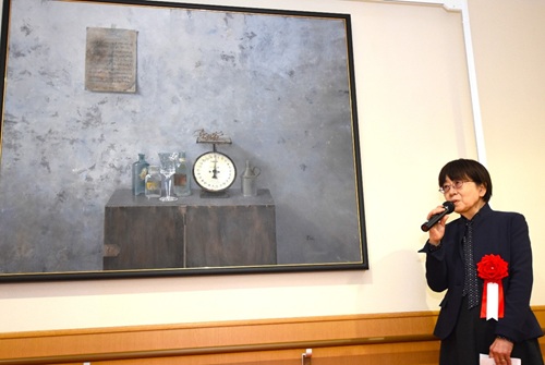 作品「透明な時間」を紹介する黒木さん