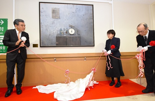 除幕する左から越智学長、黒木さん、夫の秀尚さん