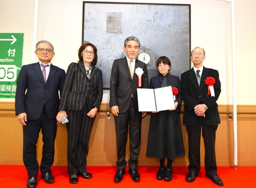 左から安達伸生病院長、田中純子理事・副学長、越智学長、黒木さん、秀尚さん